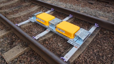 044100 rail track magnet.jpg